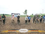 TNI Turun ke Sawah: Kodim 0402/OKI-OI Gencarkan Program Cetak Sawah Perdana di Benawa untuk Ketahanan Pangan TNI Turun ke Sawah: Kodim 0402/OKI-OI Gencarkan Program Cetak Sawah Perdana di Benawa untuk Ketahanan Pangan